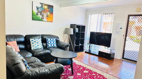 Quiet Family Townhouse In Wollongong CBD - Lismore Accommodation 1