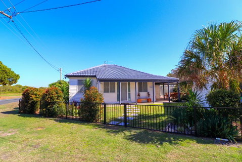 Beach Side Cottage At Blacksmiths - Lismore Accommodation 0