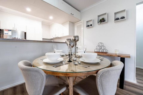 Relax In 2B2B Chateau Near UQ With Parking+Balcony - Lismore Accommodation 0