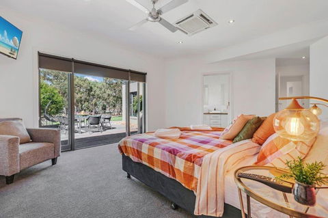 Riverlyne - Riverfront Holiday Home - Lismore Accommodation 3