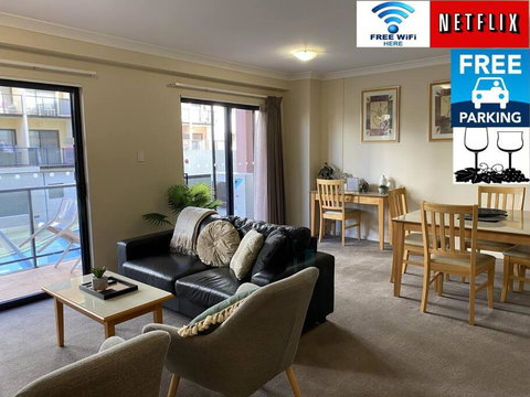 RIVERSIDE CITY VIEW PARKING NETFLIX WIFI WINE FREE - Lismore Accommodation 0