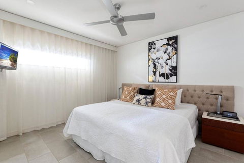 Rose At Temple Palm Cove - A Poolside Paradise - Lismore Accommodation 3