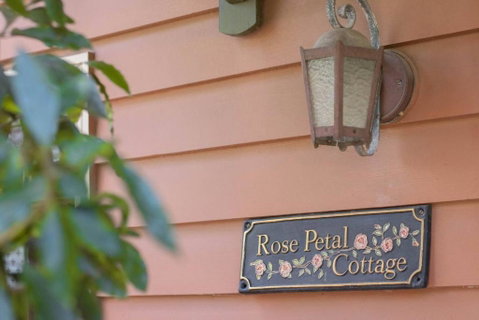 Rose Petal Cottage - Lismore Accommodation 1