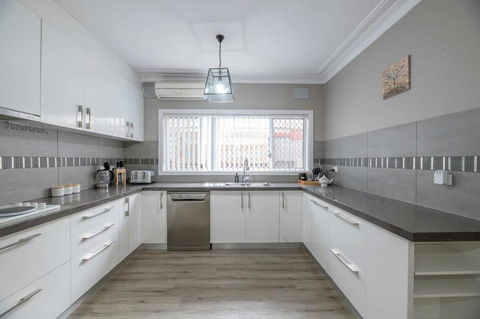Roycox Cottage - Charming Escape, Fireplace - Lismore Accommodation 2