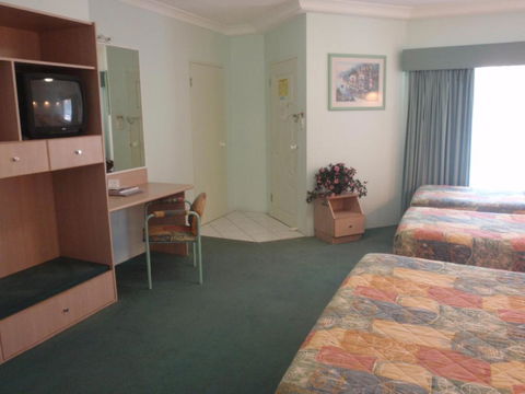 Runaway Bay Motor Inn - Lismore Accommodation 2