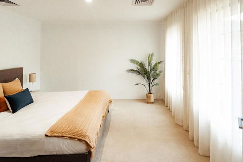 Salhus - Sleep In King Beds & Easy Walk To Town - Lismore Accommodation 3