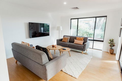 Salhus - Sleep In King Beds & Easy Walk To Town - Lismore Accommodation 1