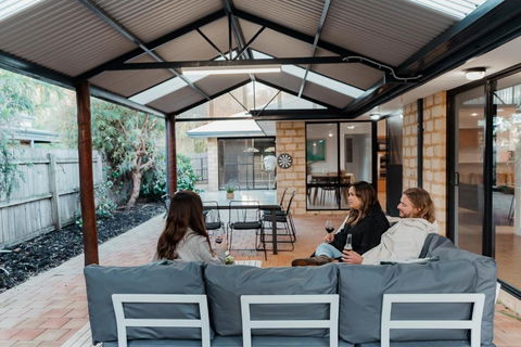 Salhus - Sleep In King Beds & Easy Walk To Town - Lismore Accommodation 0
