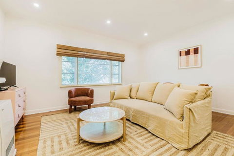 Salmon Calm - Trendy Velvet Allure By Albert Park - Lismore Accommodation 2