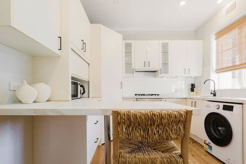 Salmon Calm - Trendy Velvet Allure By Albert Park - Lismore Accommodation 1
