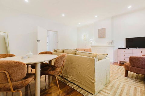 Salmon Calm - Trendy Velvet Allure By Albert Park - Lismore Accommodation 3