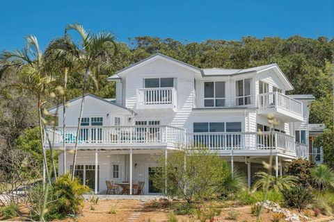 Salt Spray - Lismore Accommodation 0