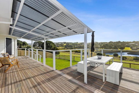 SALTWATER HOUSE - Opposite The Beach And Views Over The Lake! - Lismore Accommodation 3