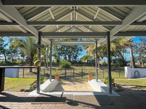 Sand N Sea - Burrum Heads- Beachfront- 4BR- Aircon -Pets Welcome - Lismore Accommodation 1
