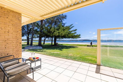 Sandy Beach House Corlette Unit 1 Waterfront WI-FI Aircon - Lismore Accommodation 2
