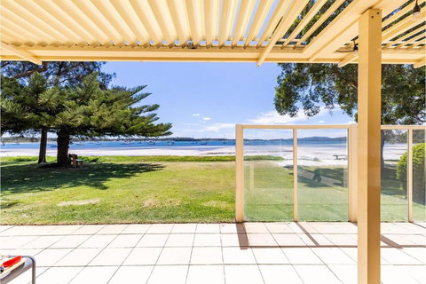 Sandy Beach House Corlette Unit 1 Waterfront WI-FI Aircon - Lismore Accommodation 1