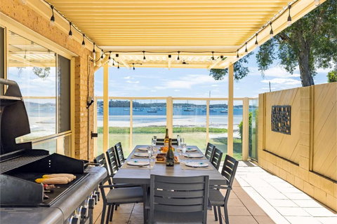 Sandy Beach House Corlette Unit 1 Waterfront WI-FI Aircon - Lismore Accommodation 3