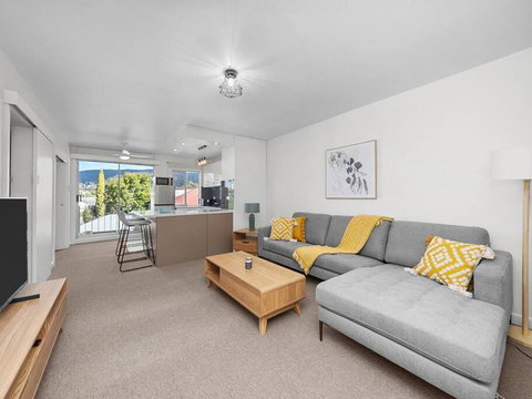 Sandy Bay Apartment With Hobart River View, Near UTAS - Stroll To Cafes And Shops - Lismore Accommodation 0
