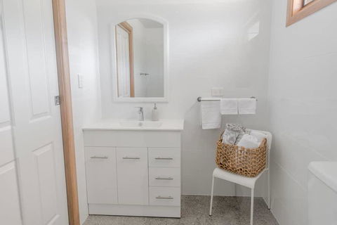 Bird In Hand Cottage, Port Noarlunga - Lismore Accommodation 1