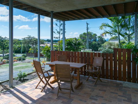 Blue Water Retreat - Upstairs & Downstairs - Lismore Accommodation 3