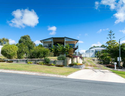 Blue Water Retreat - Upstairs & Downstairs - Lismore Accommodation 0