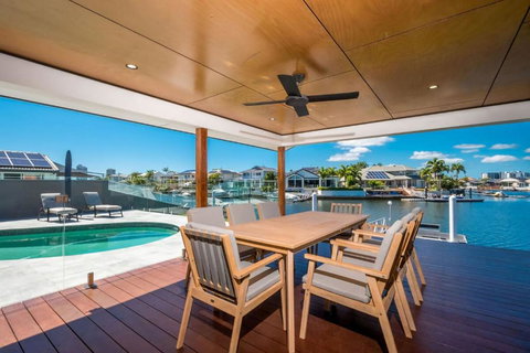 Waterfront Resort Style Retreat Runaway Bay - Lismore Accommodation 2